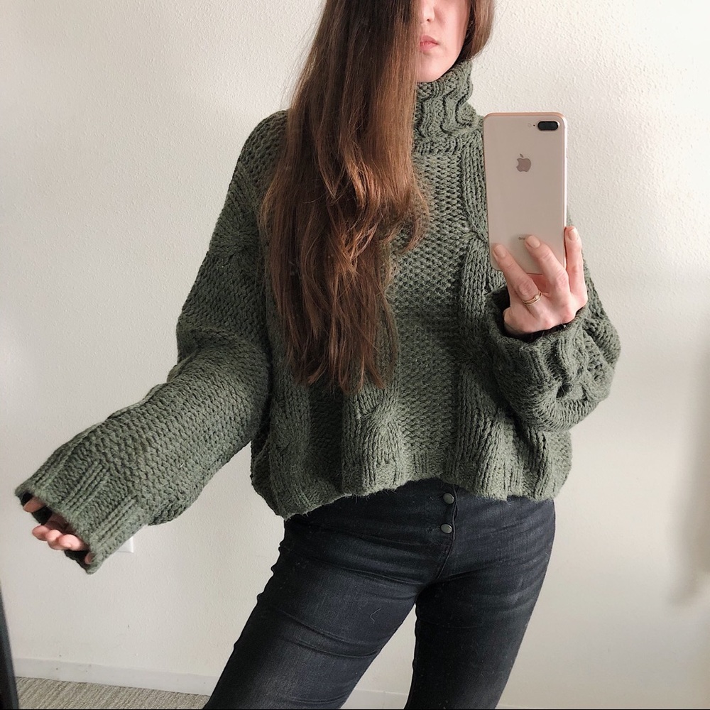 1 Left M* ⚡️ Turtleneck Cropped Sweater - Picture 5 of 6